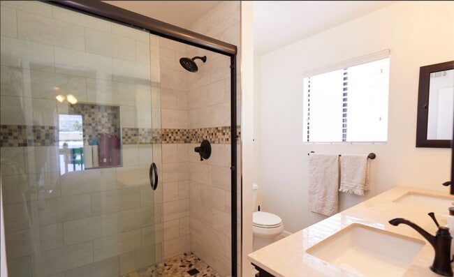 Building Photo - Amazing Spacious 2 Bedroom Condo in the He...