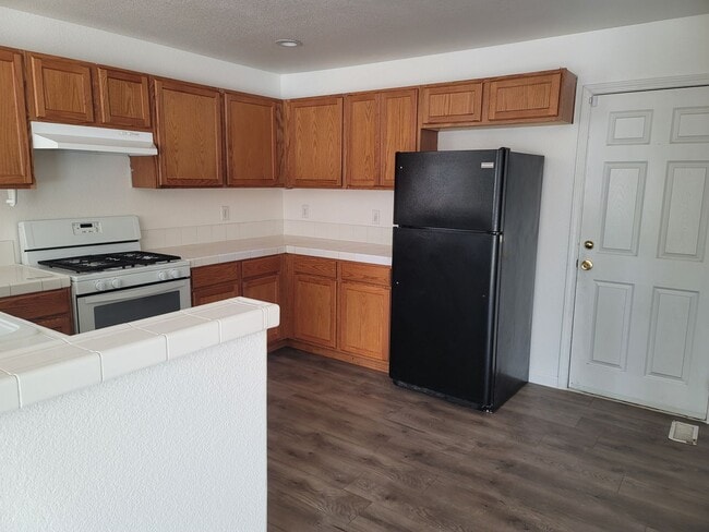 Building Photo - Cute 3 bedroom , 2 bath home on the Fernley Golf Course, $2000 a month, $2100 security deposit