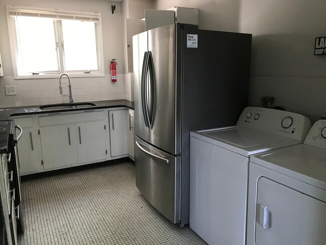 Building Photo - 648 -702 Hudson St