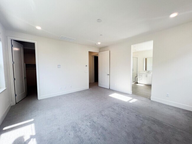 Building Photo - Newer Spacious 5 Bedroom Home Located in C...