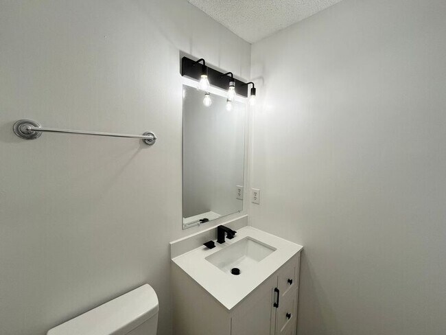 Building Photo - 1348 Beacon Village Dr