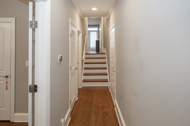 Building Photo - 3-Bed Urban Retreat with Fireplace & Granite Touches in Lincoln Park