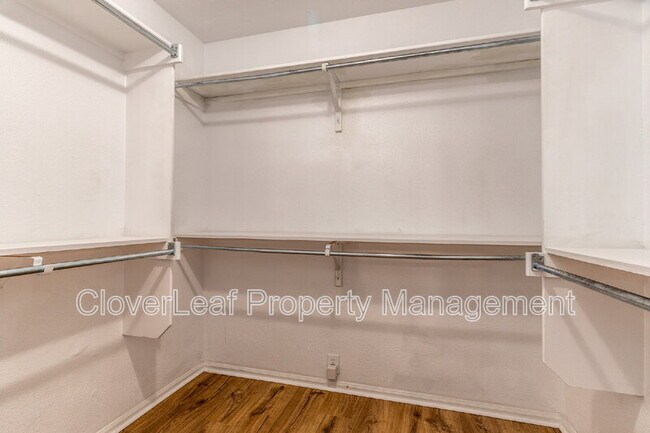 Building Photo - 802 Amber Knoll
