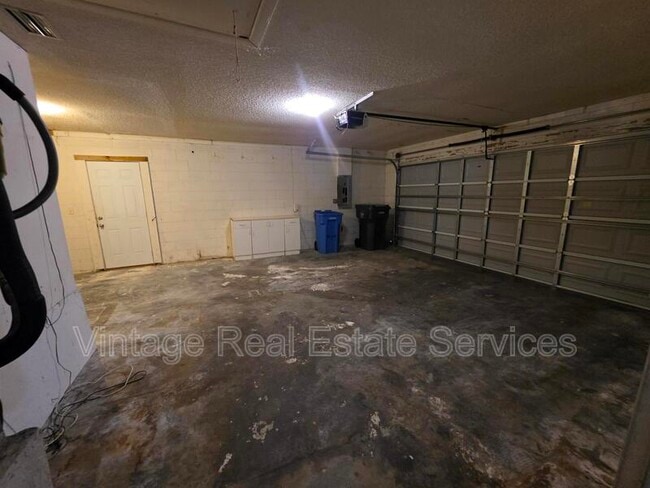 Building Photo - 4604 Landscape Dr