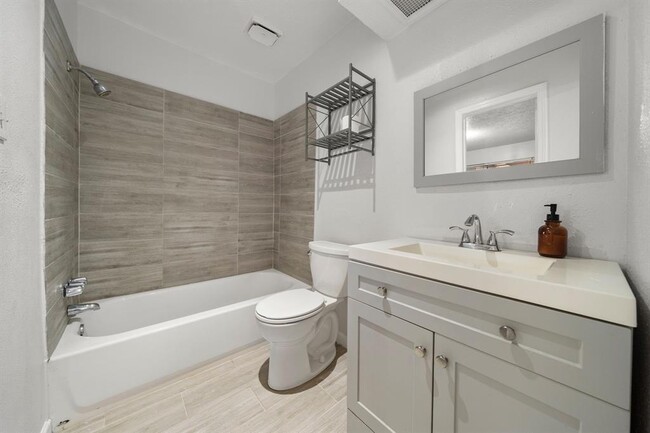 Building Photo - 12995 Clarewood Dr