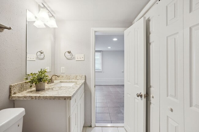 Building Photo - 940 N Carrollton Ave