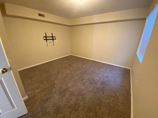 Building Photo - Beautiful 3 Bedroom 2 Bath Townhome Close ...