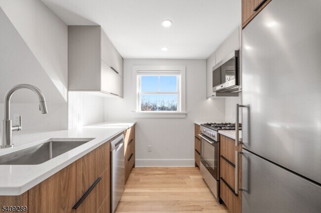 Building Photo - 96 Watchung Ave