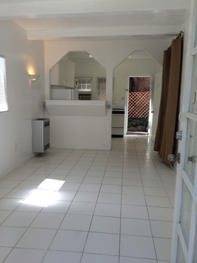 Building Photo - 2031 vista Del Mar ave, 90068