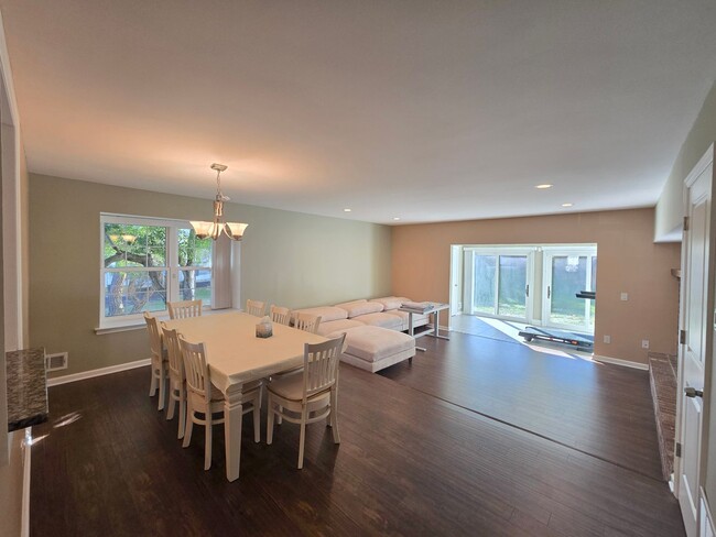 Building Photo - Everything you deserve: spacious, updated ...