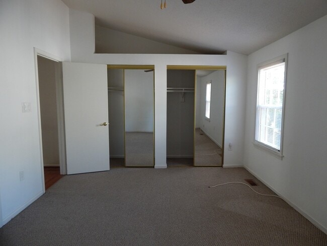 Building Photo - Fabulous TH with Garage! Great Location!