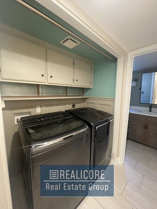 Building Photo - 10937 Sonora Ave