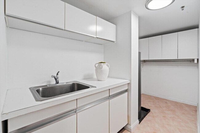 Building Photo - 100 Lakeshore Dr