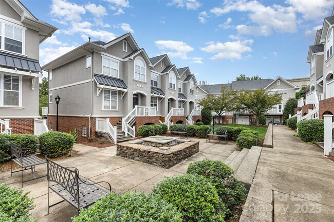 Building Photo - 817 W 4th St