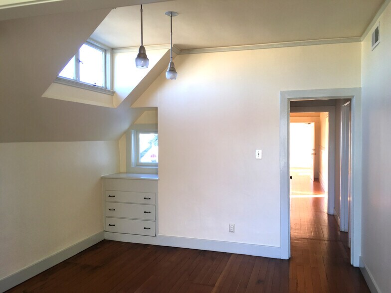 can be living room or dining room - 940 York St