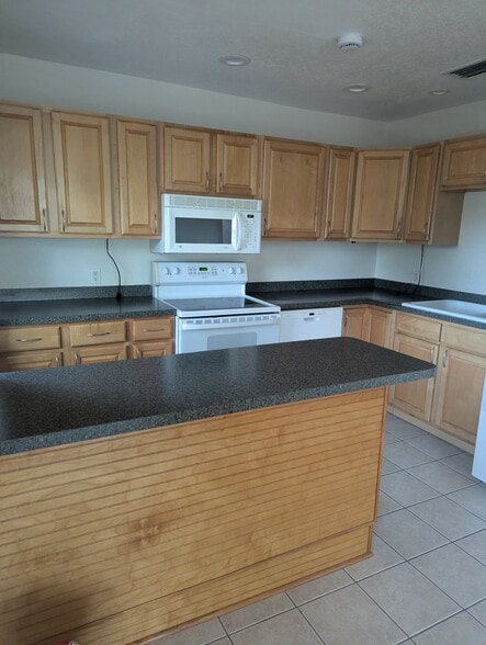 Building Photo - 2706 Pass a Grille Way