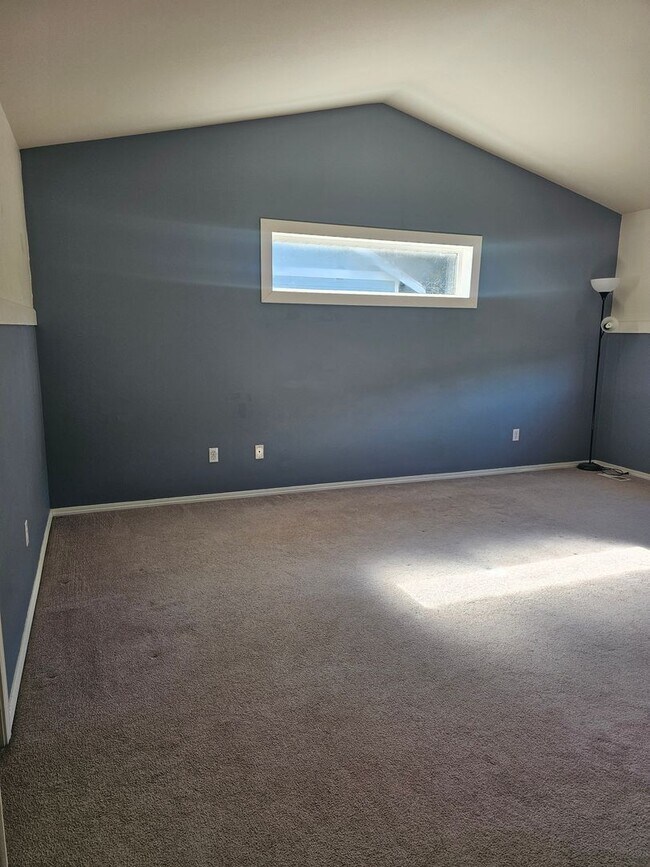 Building Photo - 4 bedroom shy 2500 sqft home in gated cmty!