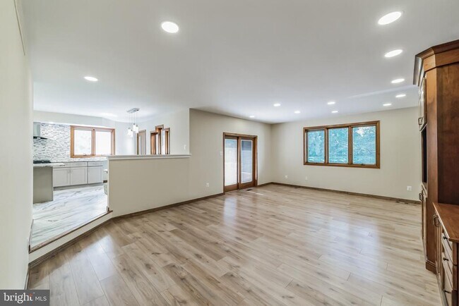 Building Photo - 468 Long Ln
