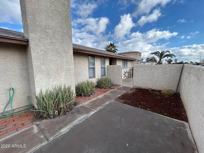 Building Photo - 2120 N Yucca Ct