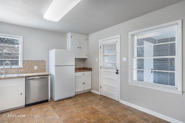 Building Photo - "Charming 3-Bedroom Retreat in Benton - Cozy 980 Sq Ft Home Awaits!"