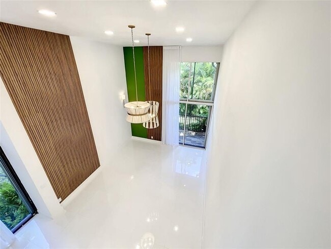 Building Photo - 20329 W Country Club Dr