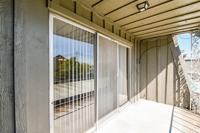 Building Photo - 9033 Rue Cambon St