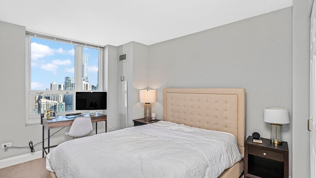 Building Photo - 345 N La Salle Dr