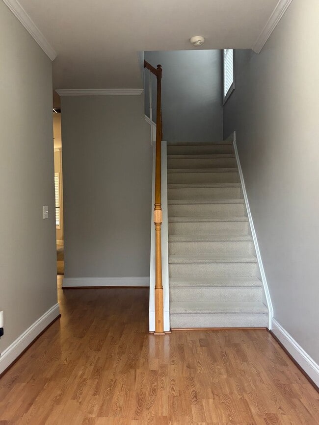 Building Photo - AVAILABLE NOW! End-Unit Townhouse in Pennington Square