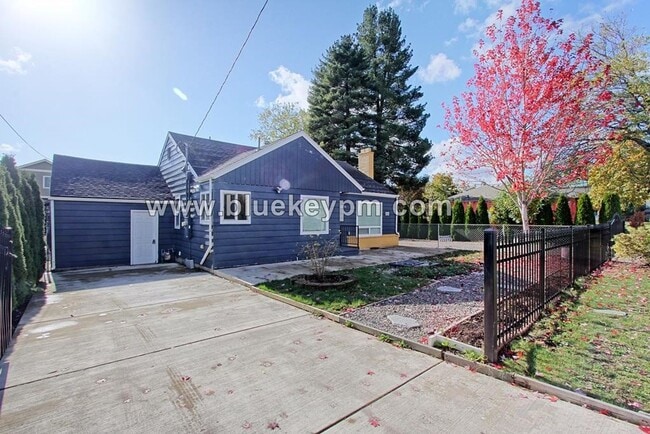 Building Photo - 3 Bed, 2 Bath Home Near Mill City Park in Portland