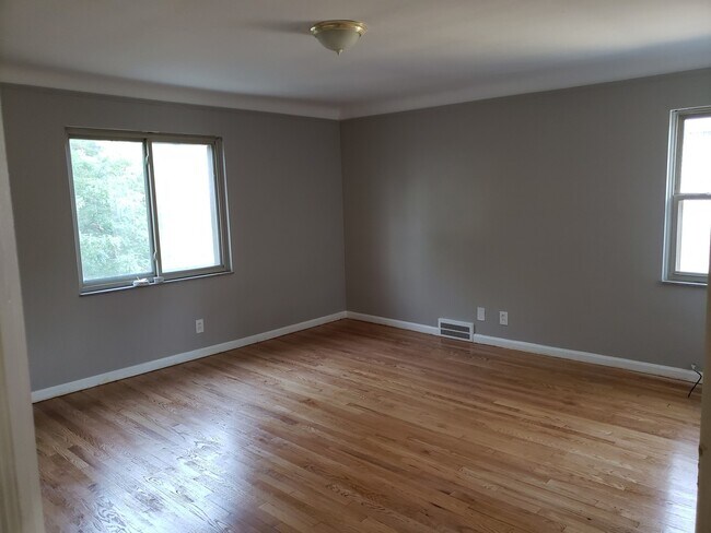 Building Photo - 18483 Greenlawn St