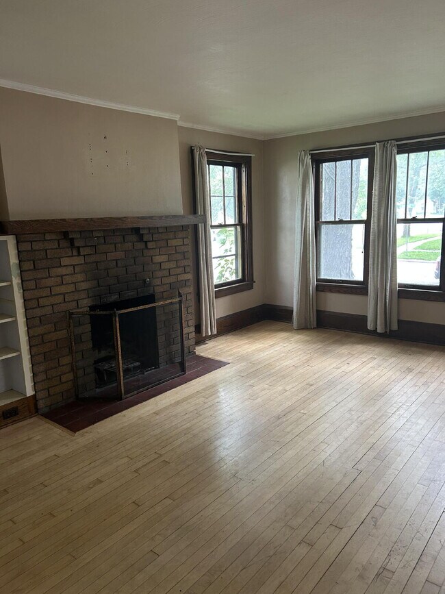 Building Photo - 4 Bedroom, 1.5 Bathroom - Available Now!