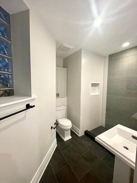 Building Photo - 2539 W Iowa St