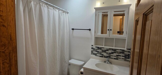 Building Photo - Stunning 4-bedroom, 2.5-bathroom home near...