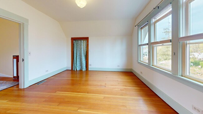 Building Photo - The Perfect Restored University Heights Home -available for rent now!