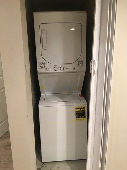 Washer/Dryer - 868 Bellevue St SE