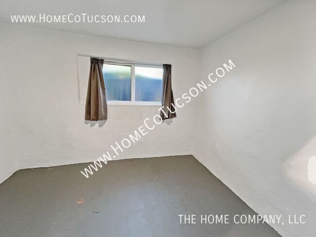 Building Photo - 940 E Florita St