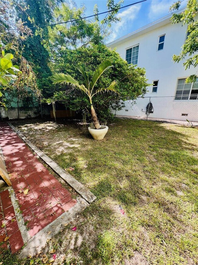 Building Photo - 2830 Pine Tree Dr
