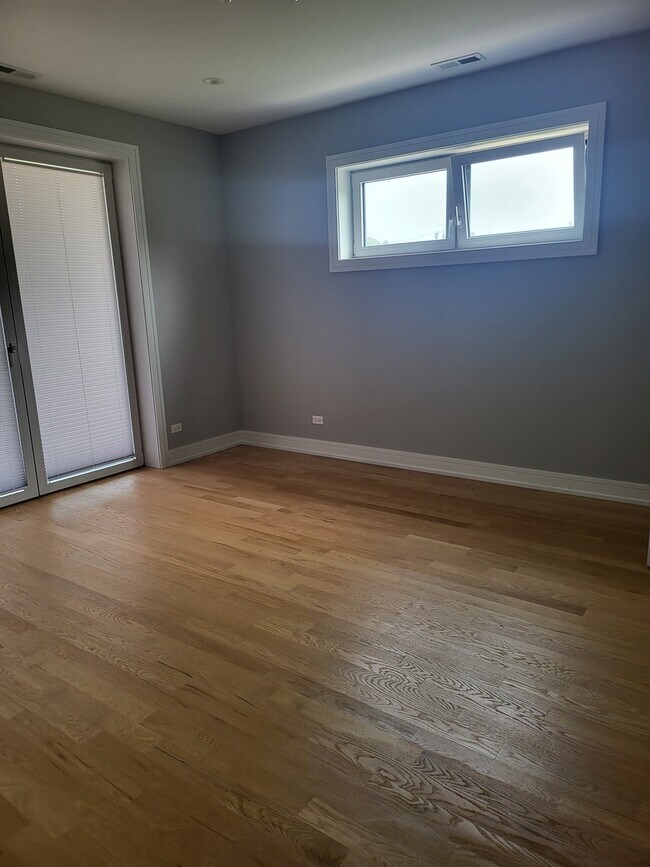 Building Photo - 3759 S Lake Park Ave
