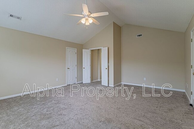 Building Photo - 8 Cotter Ln
