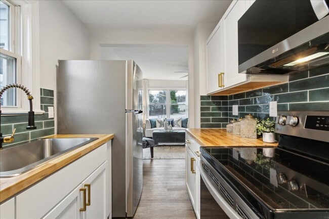 Building Photo - Renovated home in Heart of Hampton Roads