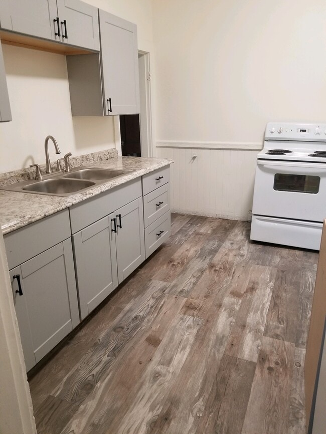 Building Photo - 10 N Touchet St