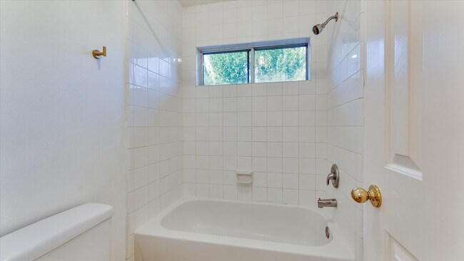 Building Photo - 15603 Twisting Springs Dr