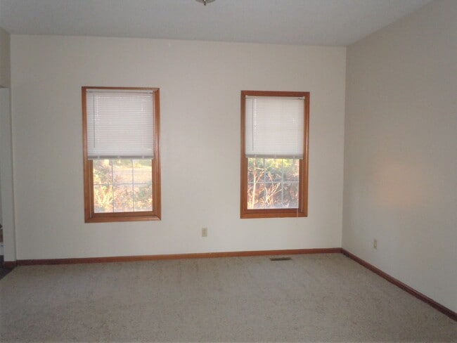 Building Photo - 3-4 Bedroom Executive Home on 5 Acres has 4 Baths and a 3 Car Garage!!