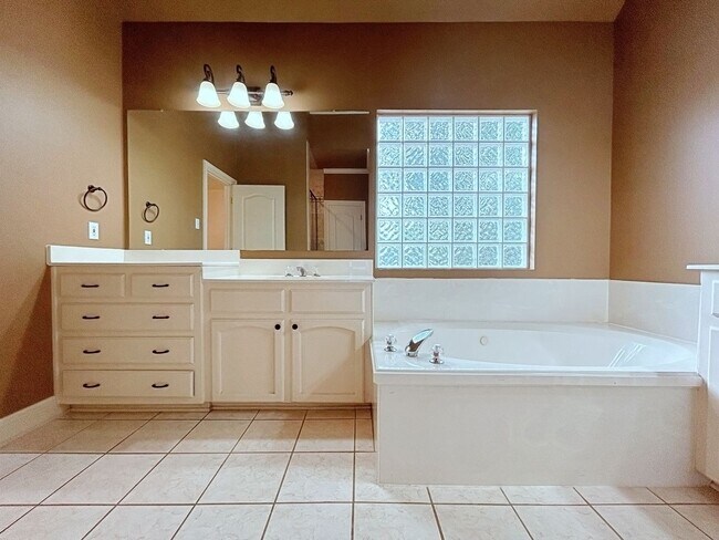 Building Photo - 3919 Meadow Ridge Dr