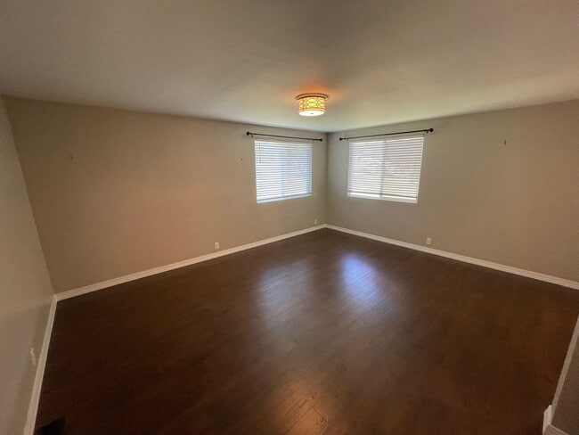 Building Photo - 4113 Kingsway