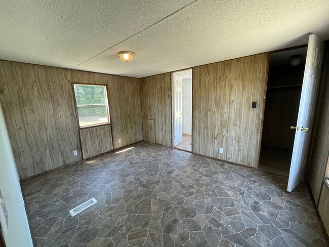 Building Photo - 3 BR, 2 BA SINGLE WIDE IN DUDLEY AREA