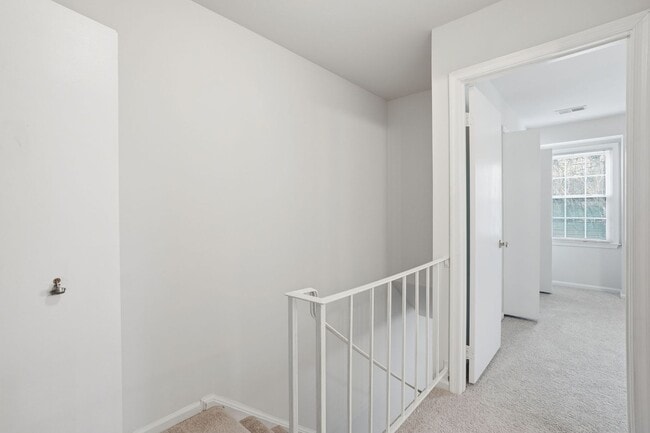 Building Photo - Welcome home to this charming three-level townhouse in the heart of Springfield!
