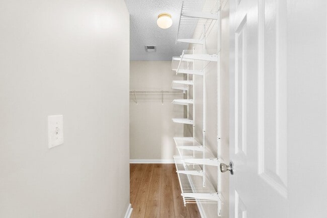 Building Photo - 571 Riverward Dr