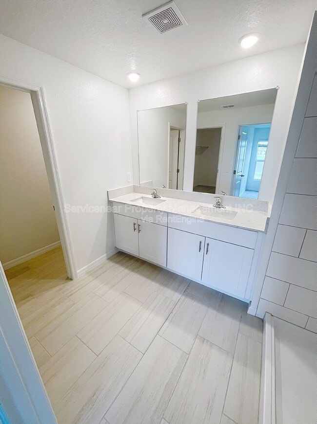 Building Photo - 8844 Bay Leaf Dr
