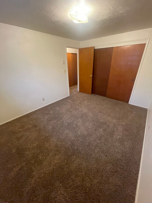 Building Photo - Large 2 Bedroom over looking the Golf Course!